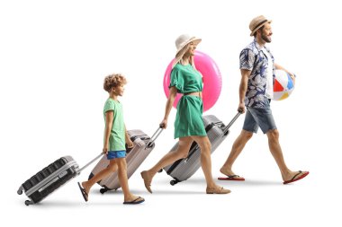 Beyaz arka planda izole bir yaz tatiline giden bavullu bir ailenin tam boy profil çekimi.