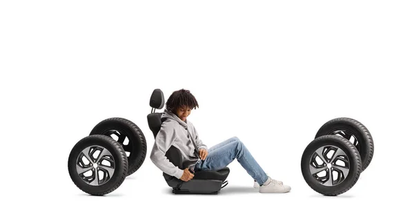 Afroamerikansk Ung Man Sätta Bil Säkerhetsbälte Isolerad Vit Bakgrund — Stockfoto