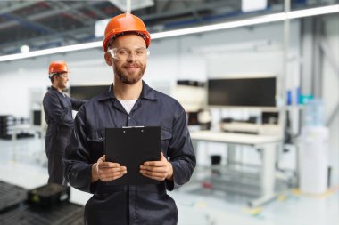 Fabrikada çalışan fabrika işçileri.