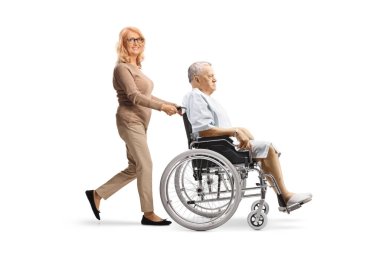 Beyaz arka planda izole edilmiş tekerlekli sandalyeli bir hastayı iten kadın.