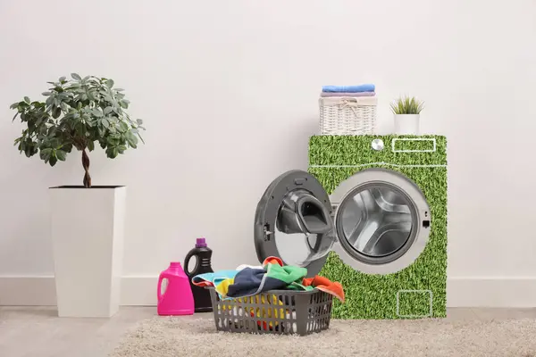 室内のグリーンエネルギー効率的な洗濯機と床のランドリーバスケット — ストック写真