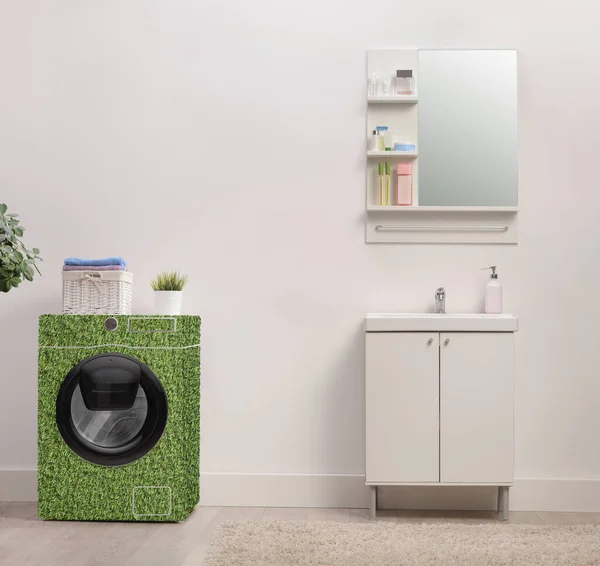 洗面台横のバスルームでエネルギー効率の良いグリーン洗濯機 — ストック写真