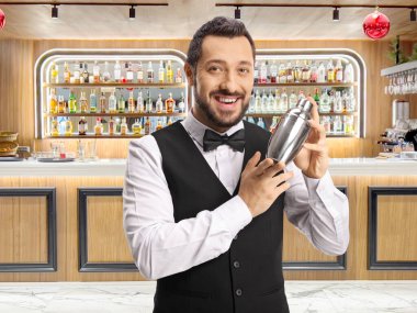 Barda kokteyl hazırlayan bir barmen.