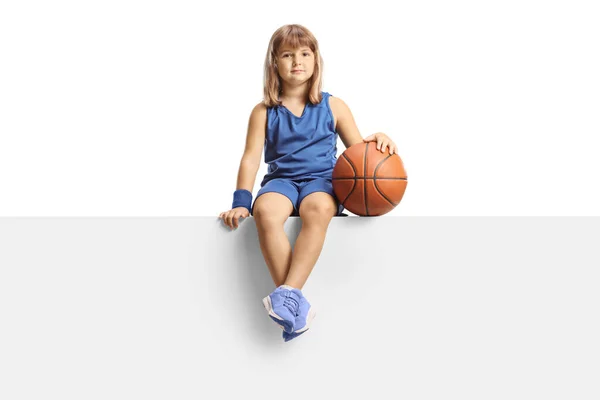 Маленькая Девочка Баскетболистка Сидит Панели Улыбается Камеру Изолированы Белом Фоне — стоковое фото
