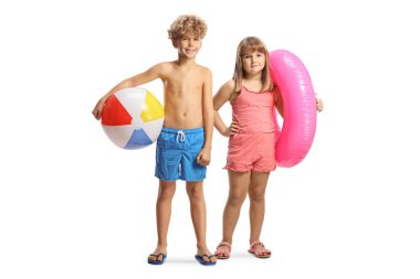 GIrl 'ün elinde yüzme yüzüğü ve elinde kumsal topu tutan bir çocuk var.