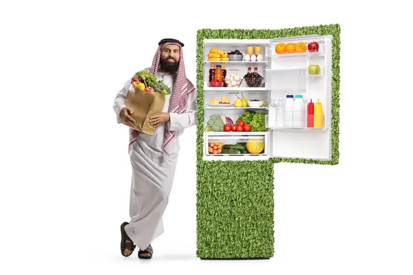 Saoedi Arabische Man Etnische Kleding Staat Naast Een Milieuvriendelijke Groene — Stockfoto
