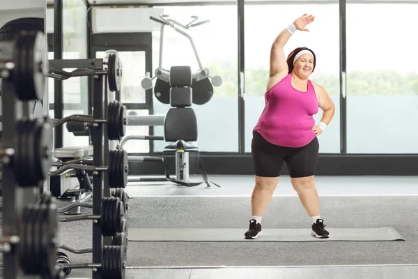 在健身房锻炼的肥胖妇女 多样性和身体积极的观念 — 图库照片