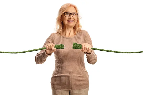 在白色背景下隔离的绿色电缆中快乐而成熟的女人插头 — 图库照片