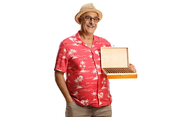 Toeristische Holing Een Doos Sigaren Glimlachen Geïsoleerd Witte Achtergrond — Stockfoto