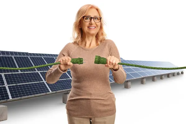 Sorridente Donna Matura Campo Solare Inserendo Cavi Elettrici Verdi Isolati — Foto Stock