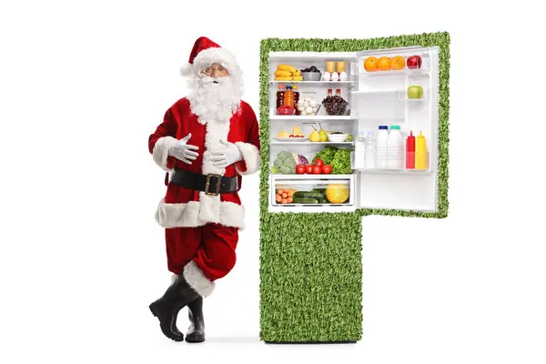 Santa Claus Lener Seg Grønt Miljøvennlig Kjøleskap Isolert Hvit Bakgrunn – stockfoto