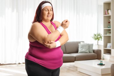 Ayrıca dirsek ağrısı çeken boyunda bir kadın, sağlık ve sakatlık konsepti.