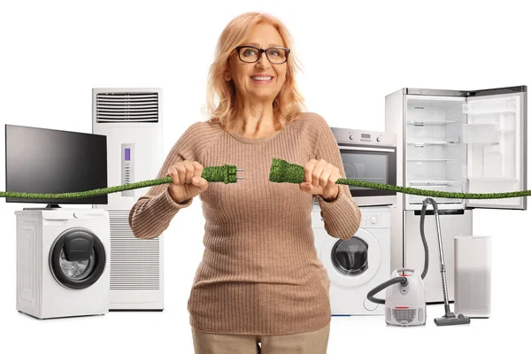 Happy Starší Žena Drží Zelené Elektrické Kabely Před Energeticky Účinné — Stock fotografie