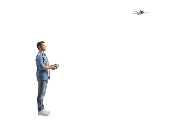 Man Vliegend Een Drone Met Een Cotroller Geïsoleerd Witte Achtergrond — Stockfoto