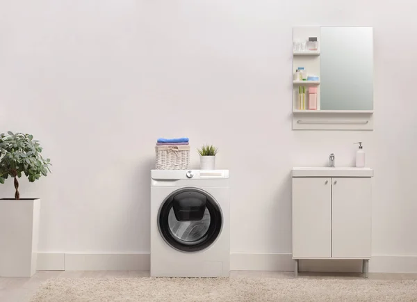 洗濯機と洗面器付きのバスルームインテリア — ストック写真