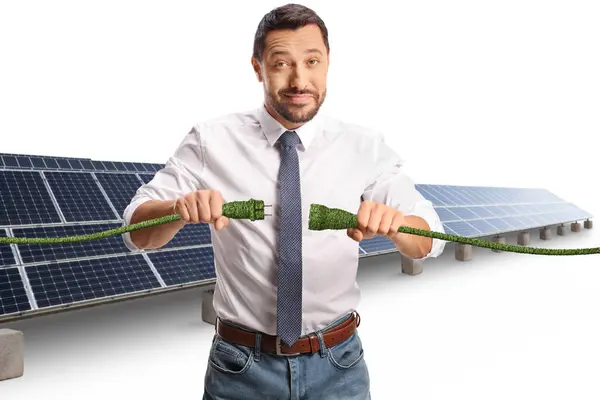 Empresário Frente Painéis Solares Segurando Cabos Elétricos Verdes Isolados Fundo — Fotografia de Stock