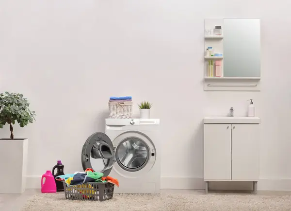 Interiér Koupelny Umyvadlem Pračkou Košem Prádlo Oblečením — Stock fotografie