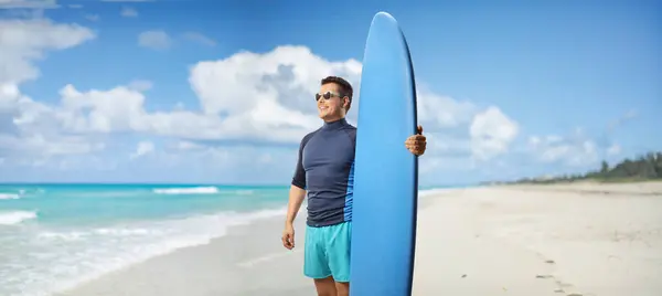 Man Surfing Board Standing Beach Cuba Varadero — Stock Photo, Image