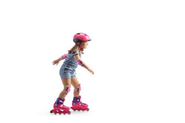 Beyaz arka planda izole edilmiş çocuk paten sürerken tam boy profil çekimi