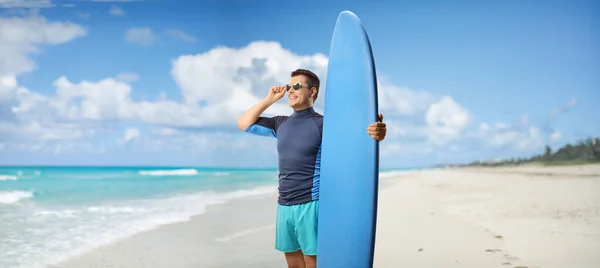 Man Sunglasses Surfing Board Standing Beach Cuba Varadero — Stock Photo, Image