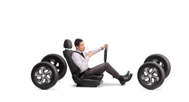 Sigara içen ve beyaz arka planda tek başına araba kullanan bir adam.