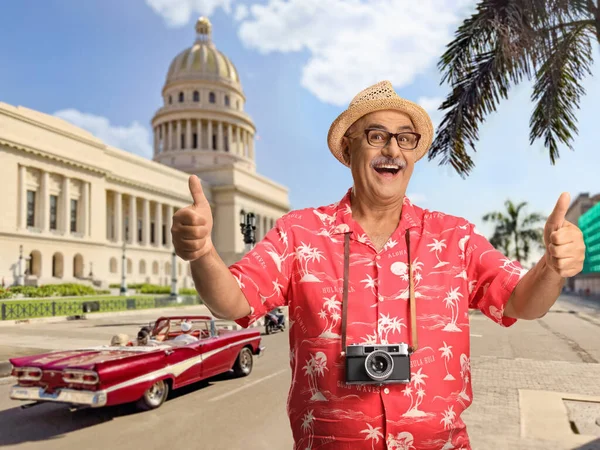 Χαρούμενος Αρσενικός Τουρίστας Μια Φωτογραφική Μηχανή Χτυπάει Αντίχειρες Στην Κούβα — Φωτογραφία Αρχείου