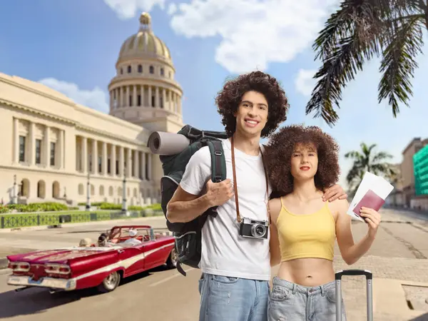 Unga Manliga Och Kvinnliga Resenärer Med Ryggsäckar Havanna Kuba — Stockfoto