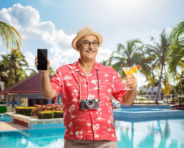 Gelukkig Volwassen Mannelijke Toerist Met Een Cocktail Een Smartphone Bij — Stockfoto