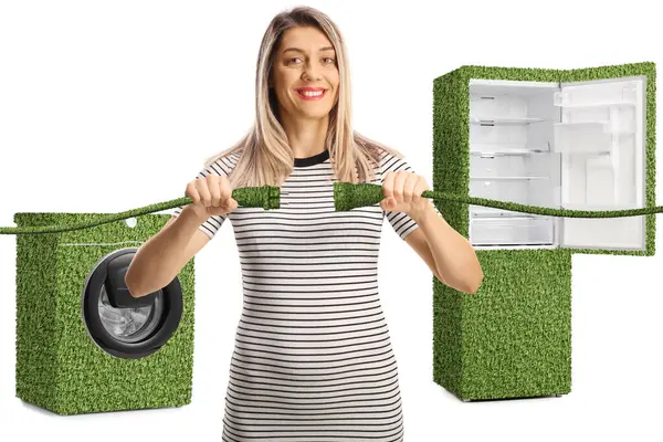 Glückliche Junge Frau Mit Grünen Kabeln Vor Kühlschrank Und Waschmaschine — Stockfoto