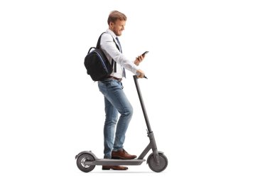 Elektrikli scooterlı bir adamın beyaz arka planda izole edilmiş akıllı telefonunu kontrol ederken tam boy profil fotoğrafı.