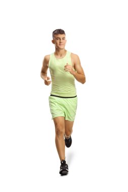 Spor kıyafetli bir genç beyaz arka planda yalnız başına kameraya doğru koşuyor.