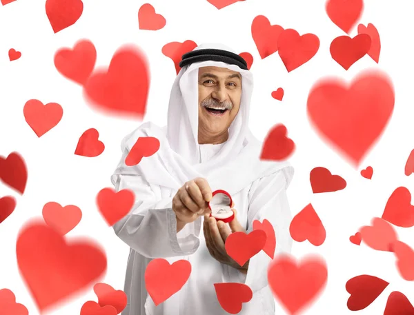 Sorrindo Árabe Homem Segurando Anel Noivado Uma Caixa Sob Corações — Fotografia de Stock