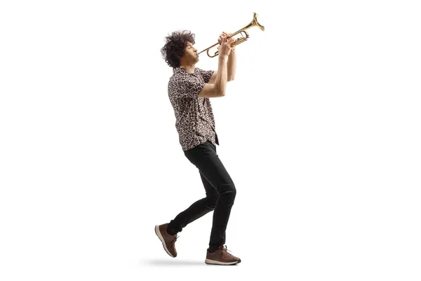 白い背景に隔離されたトランペットを演奏する若者の完全な長さのプロフィールショット — ストック写真