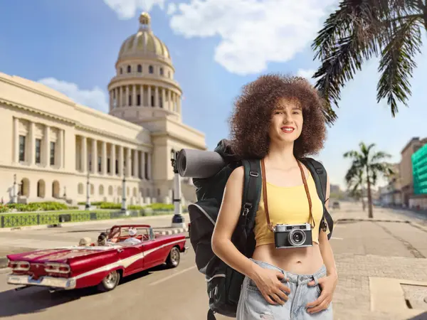 Giovane Viaggiatrice Con Zaino Macchina Fotografica Avana Cuba — Foto Stock