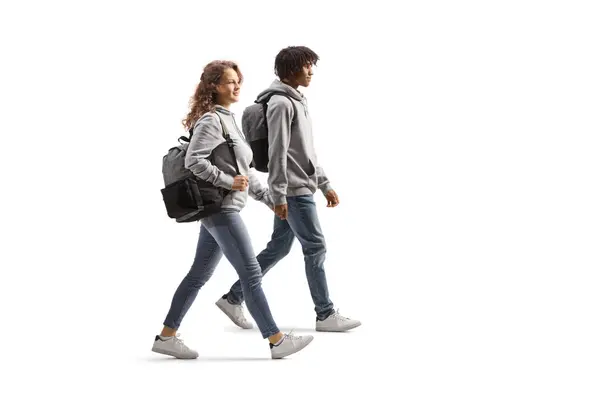 アフリカ系アメリカ人男性が白い背景に隔離された白人の若い女性と歩き手を握る全長のプロフィールショット — ストック写真