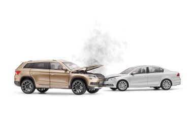 Beyaz arka planda izole edilmiş bir SUV ve gümüş bir arabayla bir trafik kazasının stüdyo fotoğrafı.