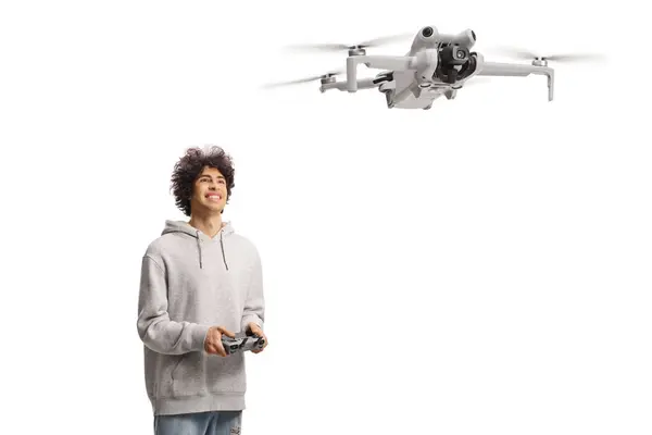 Joven Feliz Volando Dron Con Dispositivo Cotroller Mirando Hacia Arriba —  Fotos de Stock