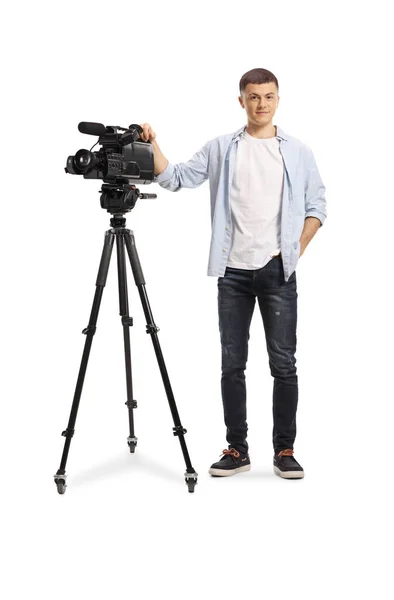 Portret Młodego Operatora Kamery Kamerą Statywie Odizolowanym Białym Tle — Zdjęcie stockowe