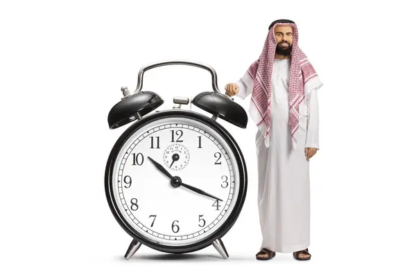 Hombre Árabe Saudí Con Ropa Étnica Con Gran Despertador Aislado — Foto de Stock