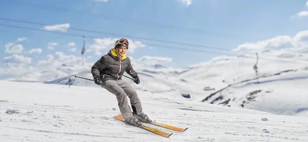 Man Åker Skidor Skidort Solig Dag — Stockfoto