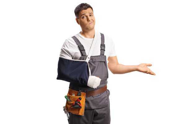 Разочарованный работник в форме со сломанной рукой на белом фоне