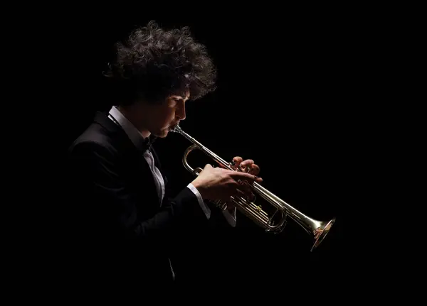 Profilbild Eines Musikers Der Isoliert Auf Schwarzem Hintergrund Eine Trompete — Stockfoto