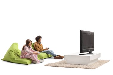 Beyaz arka planda izole bir şekilde televizyon karşısında video oyunu oynayan genç erkek ve kadın.