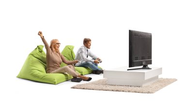 Beyaz arka planda izole bir şekilde televizyon karşısında video oyunu oynayan kadın ve erkek.