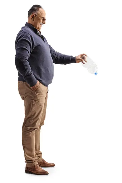 一个男人拿着一个空塑料瓶在白色背景上隔离的全长侧面照片 — 图库照片
