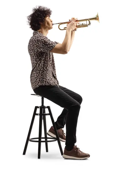 男性アーティストが椅子に座り 白い背景に隔離されたトランペットを演奏します — ストック写真
