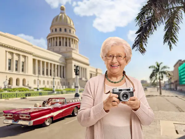 Idős Női Turista Egy Vintage Kamerával Havannában Kubában — Stock Fotó