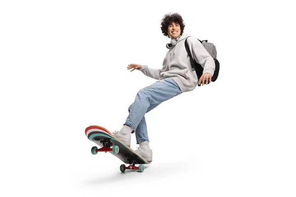 Крутой Молодой Человек Наушниками Рюкзаком Скейтборде Изолирован Белом Фоне — стоковое фото