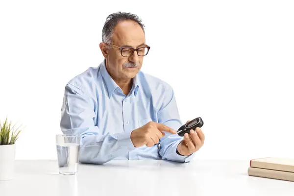 Mature Man Using Glucose Monitor Isolated White Background Diabetes Healthcare — Stock Photo, Image