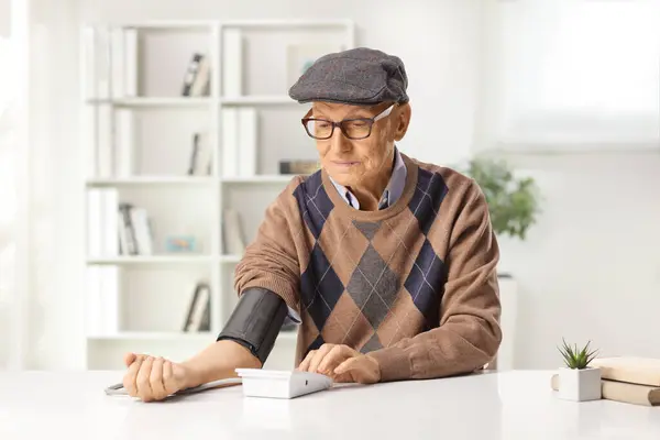 Starší Muž Kontroluje Krevní Tlak Digitálním Zařízením Doma — Stock fotografie